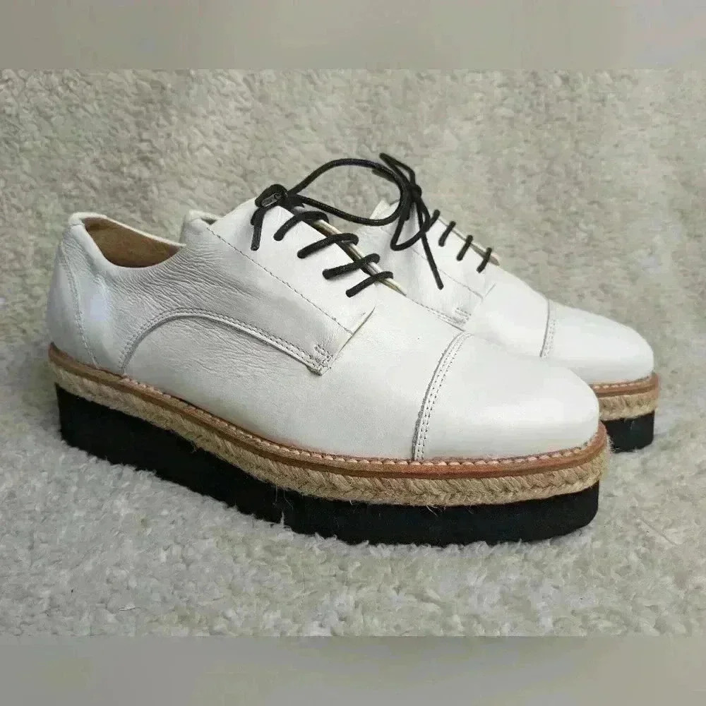 L'INTERVALLE Casual lace shoes
size 38 = 7.5, 8 US White leather
